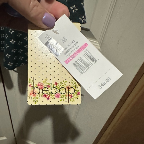 Bebop medium green dress with bell sleeves. High neck line - Picture 6 of 12